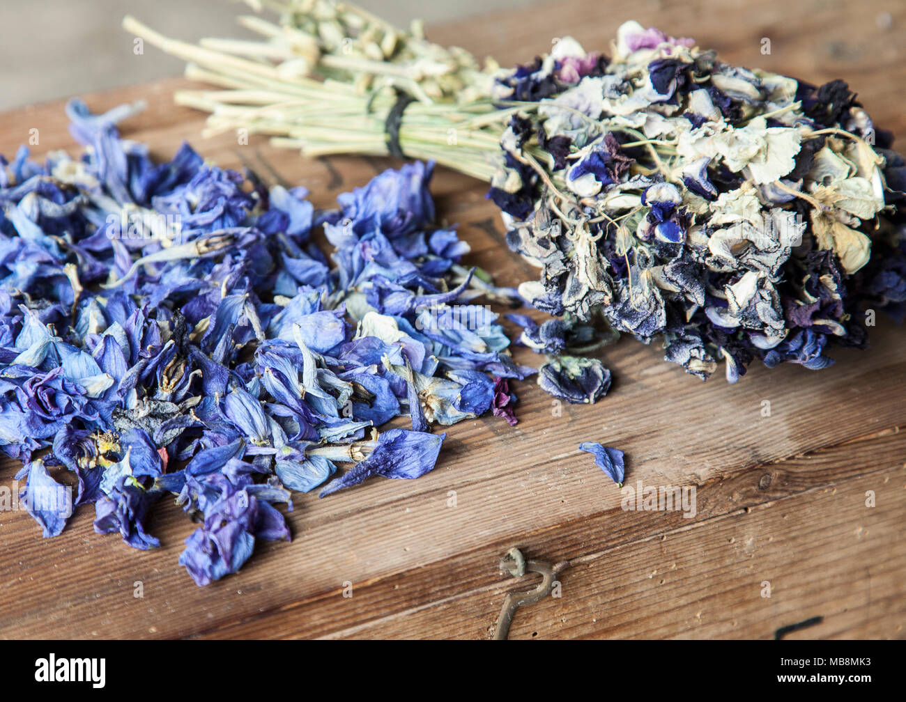 Essiccato mazzo di fiori su una scatola di legno Foto Stock