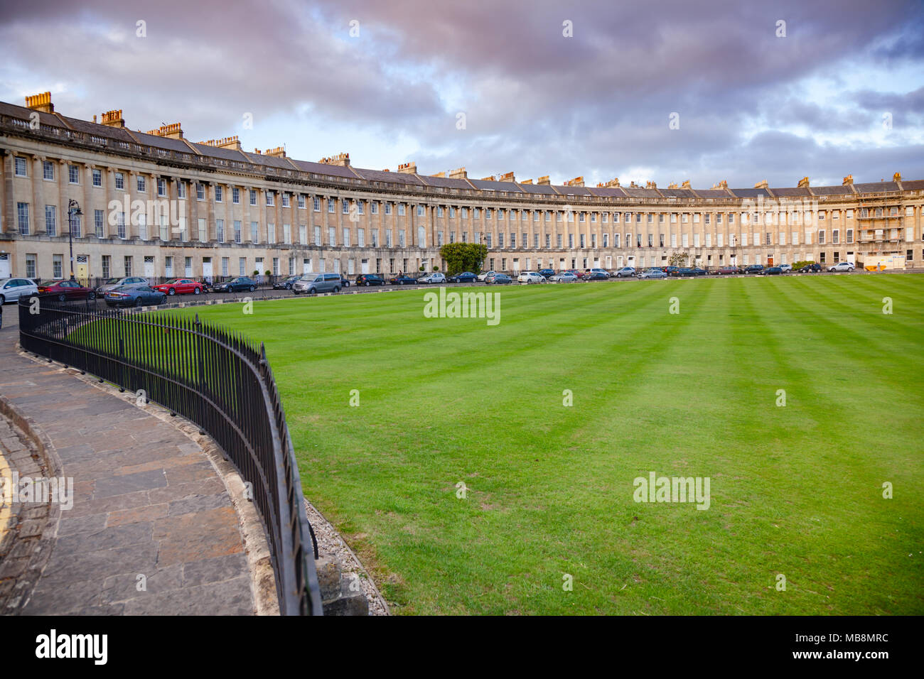 BATH, Regno Unito - giu 11, 2013: vista del Royal Crescent, una fila di 30 case a schiera disteso in una mezzaluna di spazzamento, uno dei maggiori esempi di Geo Foto Stock