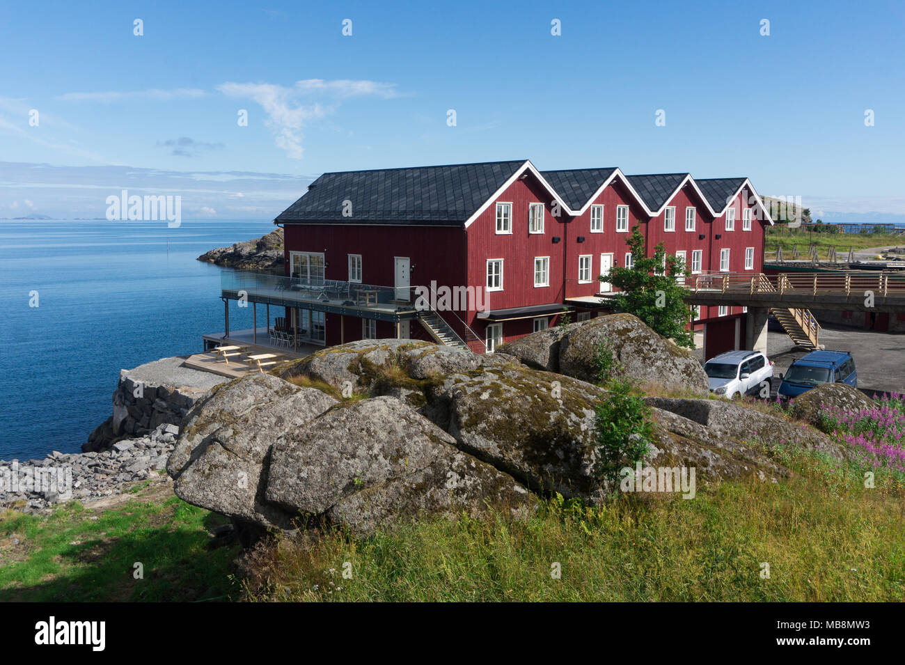 Tradizionale norvegese case rosso sul mare, arcipelago delle Lofoten, Norvegia. Nazionale percorso turistico Lofoten Foto Stock