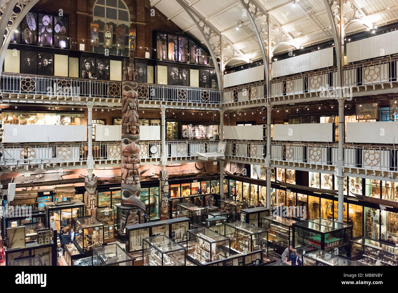 Oxford. In Inghilterra. Interno del Pitt Rivers Museum, con reperti archeologici e oggetti etnografici provenienti da tutto il mondo, fondata nel 1884. Centro è Foto Stock