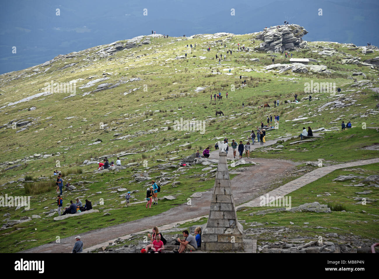 Le Petit Train de la Rhune, obelisco della Imperatrice Eugenie, Sare, Pirenei Atlantique, Nouvelle-Aquitaine, Francia, Europa Foto Stock