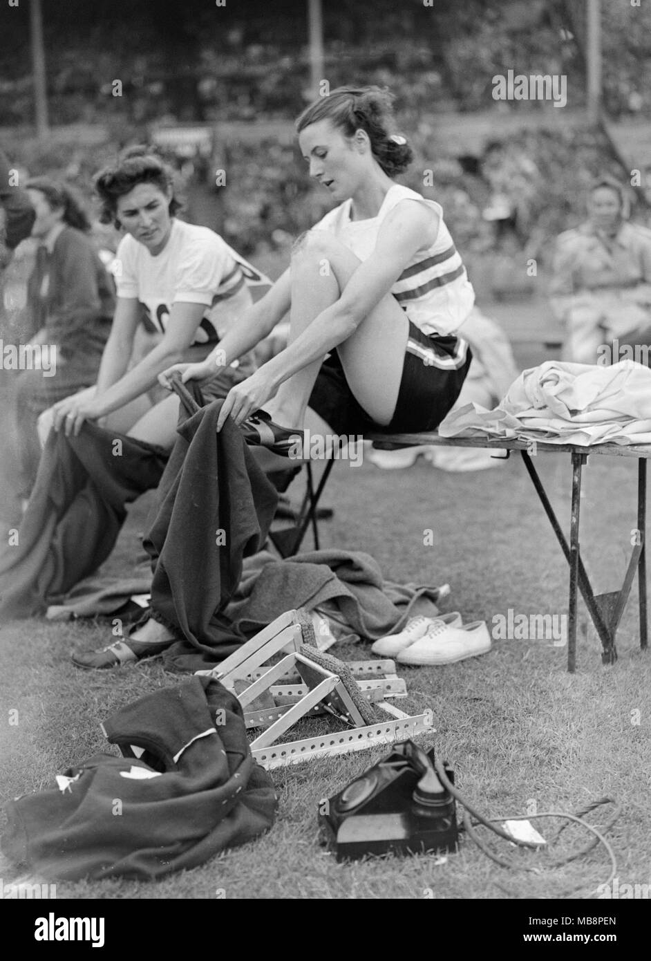 1948 In occasione dei Giochi Olimpici di Londra. British atleta Maureen Gardner. Maureen Angela Jane Dyson (née Gardner, 12 novembre 1928 - 2 settembre 1974) era un atleta britannico che hanno gareggiato principalmente in 80 metri a ostacoli. Ha vinto medaglie d argento al 1948 Olimpiadi di estate e 1950 Campionato Europeo di Atletica, entrambe le volte perdendo a Fanny Blankers-Koen. Ella è stata allenata da Geoff Dyson, quale ha sposato un mese dopo le Olimpiadi 1948. Morì di cancro, di 45 anni, il 2 settembre 1974. Foto Stock