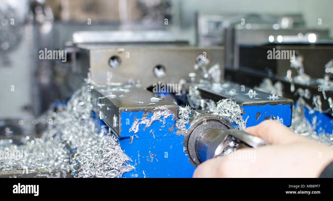 Seghe di metallo per lavorazione CNC e la preparazione di un nuovo prodotto. Foto Stock