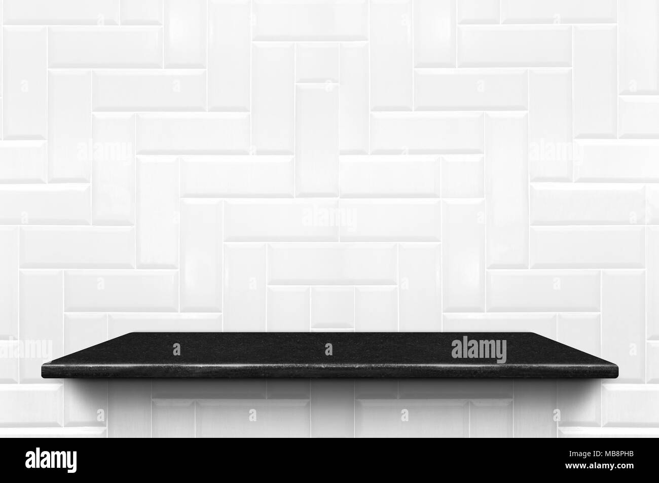 Vuoto nero ripiano di marmo bianco a piastrella ceramica parete sfondo pattern,Mock up per visualizzare o montaggio del prodotto o il design Foto Stock