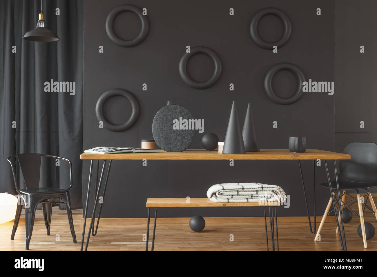 Ripiegate coltre bianca collocato su un banco di lavoro in piedi dalla  tabella a forcina in nero minimalista sala da pranzo interno con cerchi  sulla parete Foto stock - Alamy
