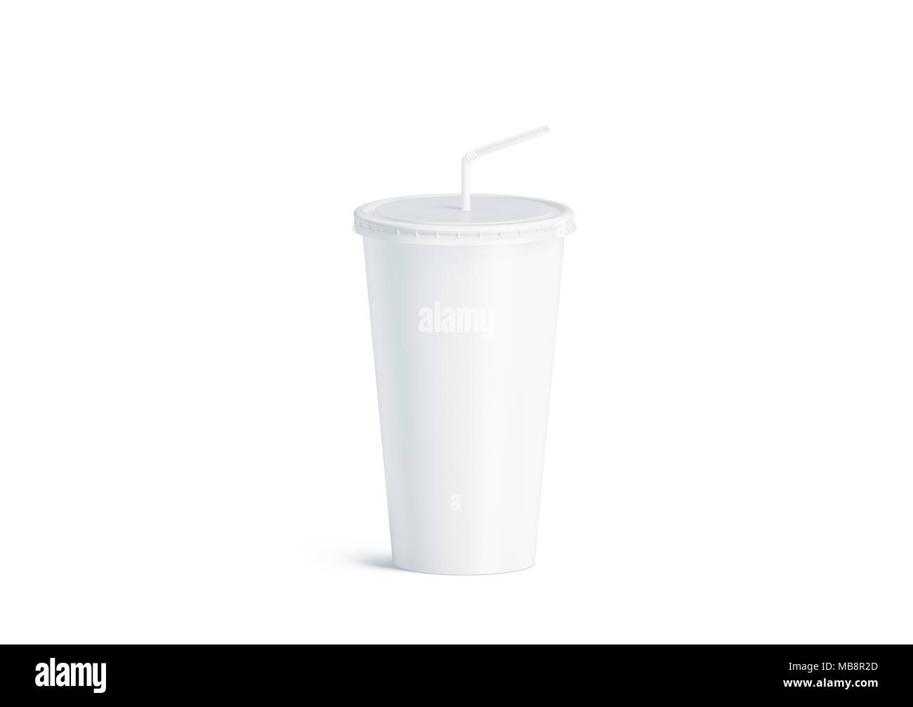 Vuoto bianco tazza monouso con paglia mock up isolato, rendering 3d. Carta vuoto bere soda mug mockup con coperchio e tubo vista anteriore. Cancellare soft drink cola take away confezione di plastica Foto Stock