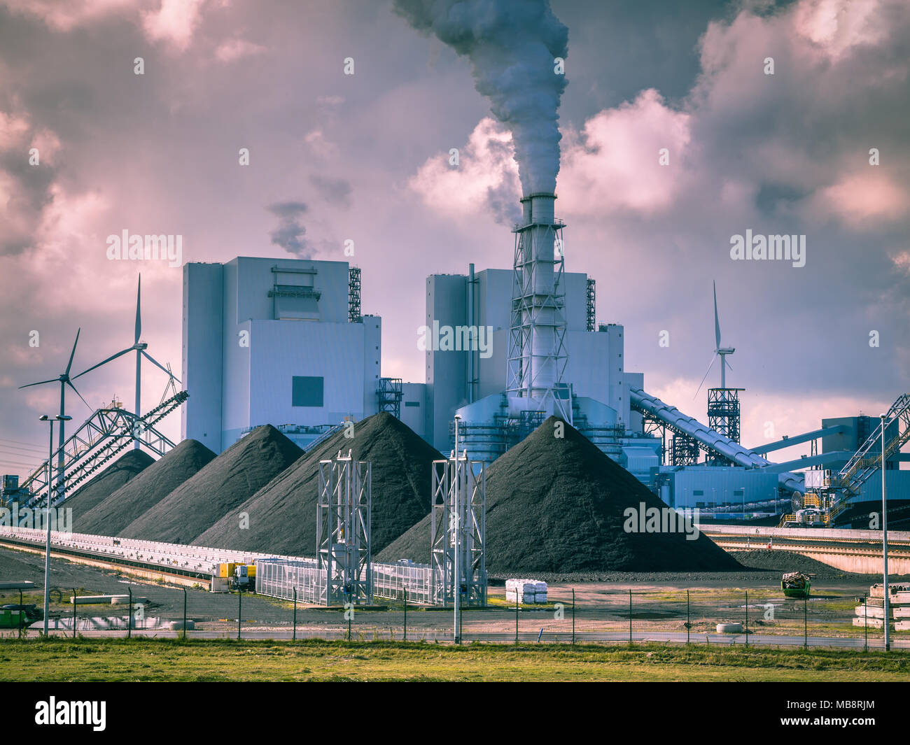 In vecchio stile industriali del carbone energia elettrica impianto con tubi di fumo e in bianco e nero Foto Stock