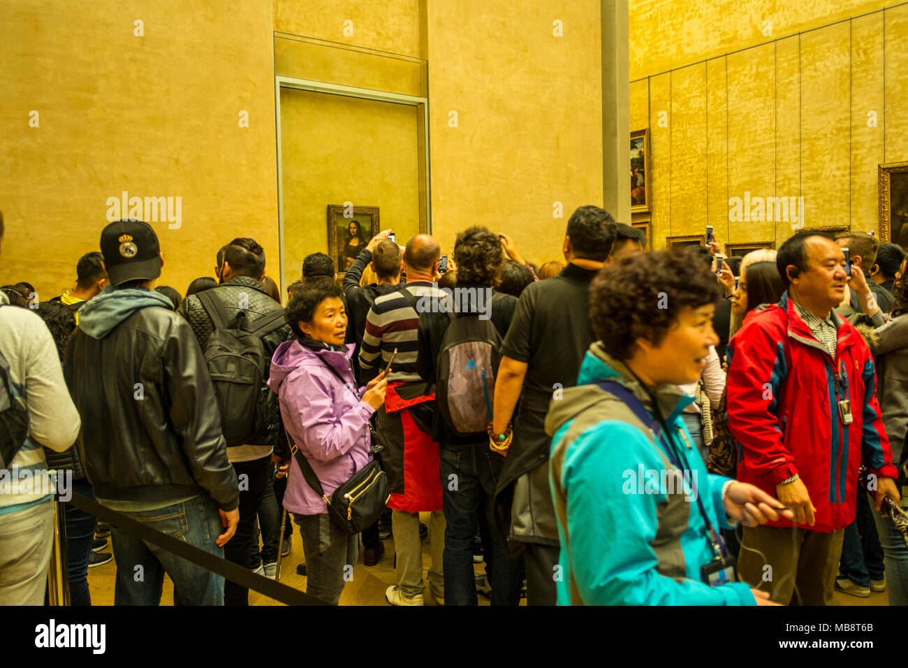 I turisti cercando di ottenere un assaggio di Leonardo la Mona Lisa di Leonardo da Vinci presso il Museo del Louvre, Francia Foto Stock