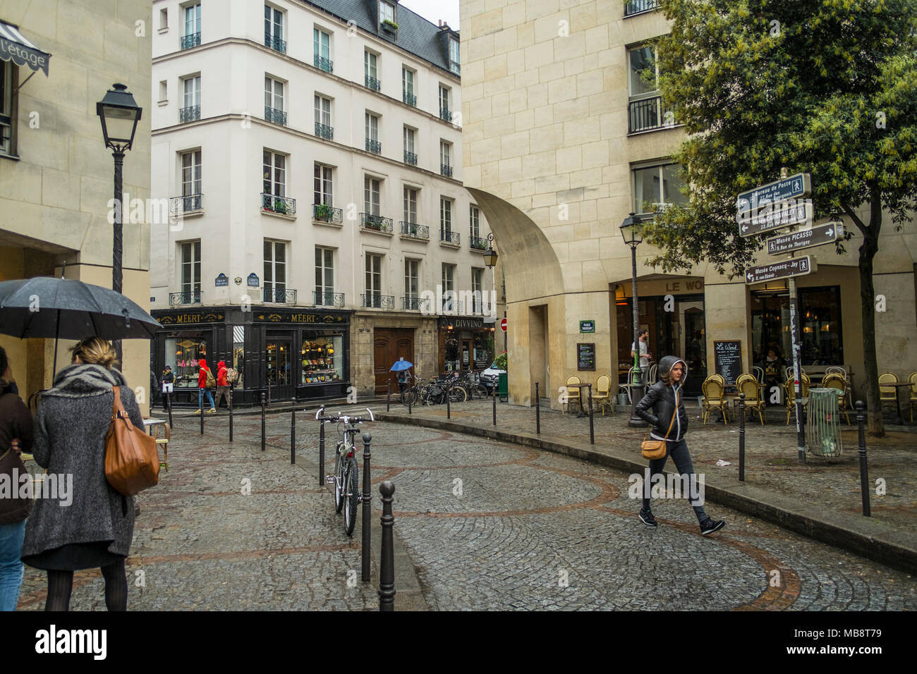 Camminando per le strade di Parigi nel mese di maggio. La leggera pioggerella potrebben'tt rovinare l'umore... Foto Stock