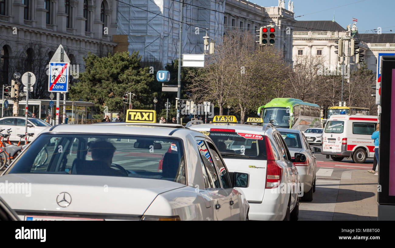 Fila di veicoli taxi in attesa di clienti, Vienna Austria Marzo 6, 2018 Foto Stock