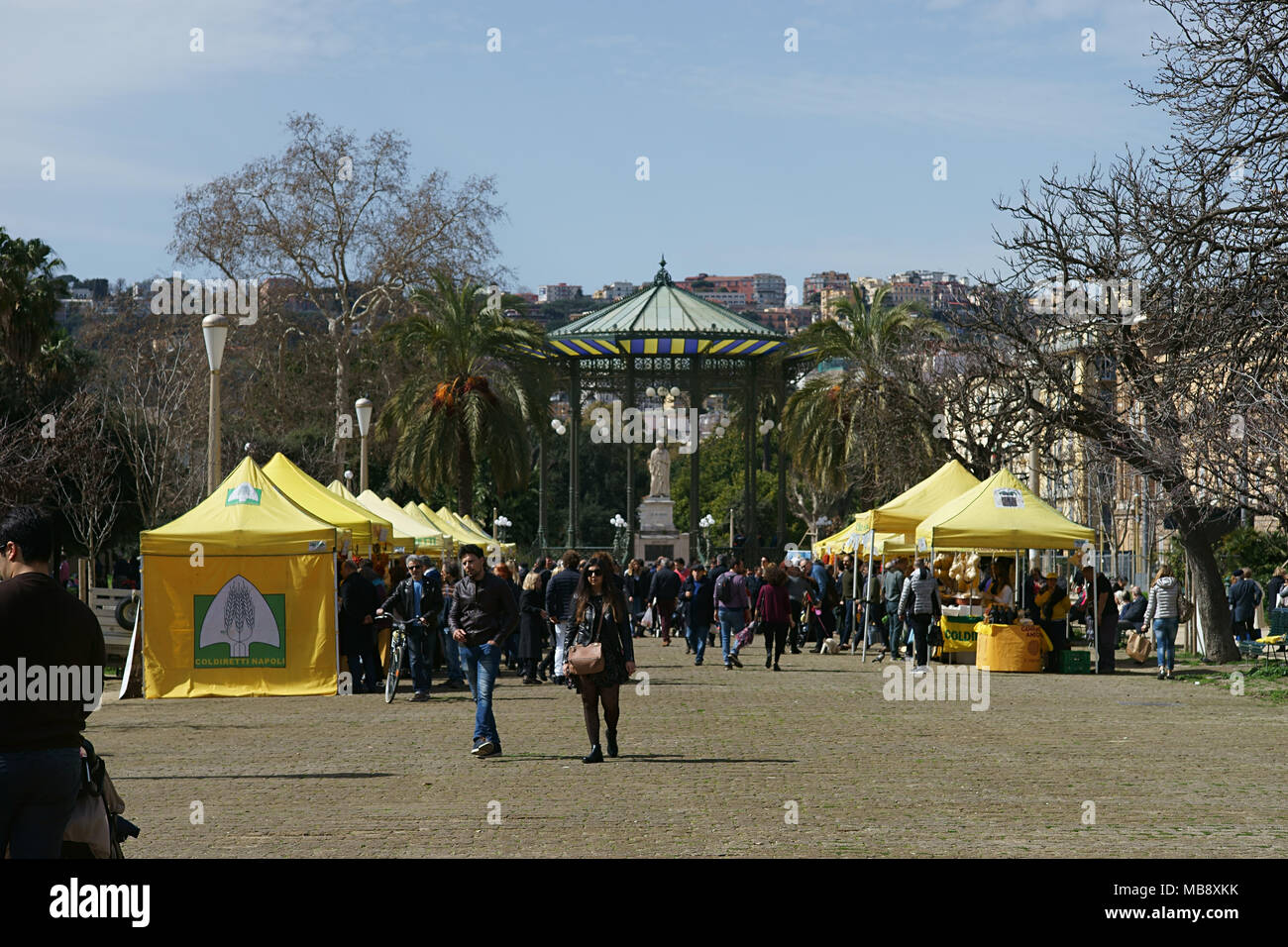 Napoli, Italia. Campagna Amica Coldiretti progetto: il mercato degli agricoltori, la vendita diretta dal produttore al consumatore Foto Stock