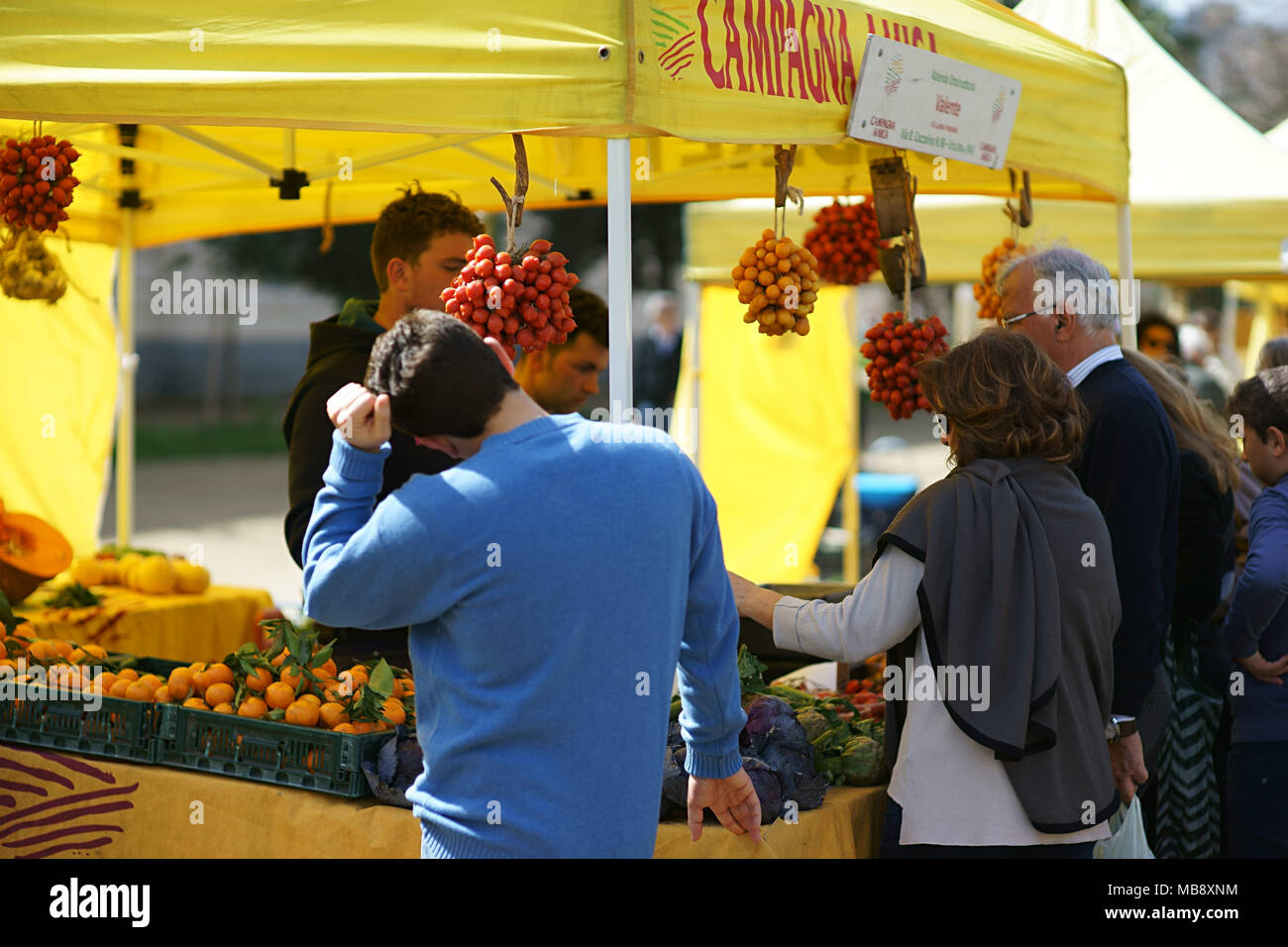 Napoli, Italia. Campagna Amica Coldiretti progetto: il mercato degli agricoltori, la vendita diretta dal produttore al consumatore Foto Stock