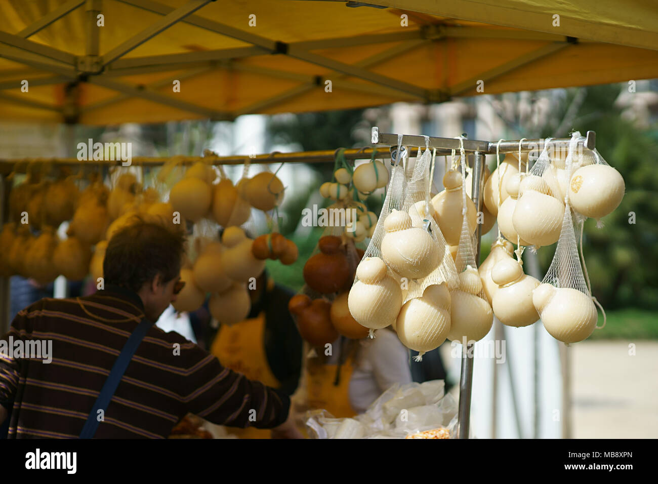 Napoli, Italia. Campagna Amica Coldiretti progetto: il mercato degli agricoltori, la vendita diretta dal produttore al consumatore Foto Stock