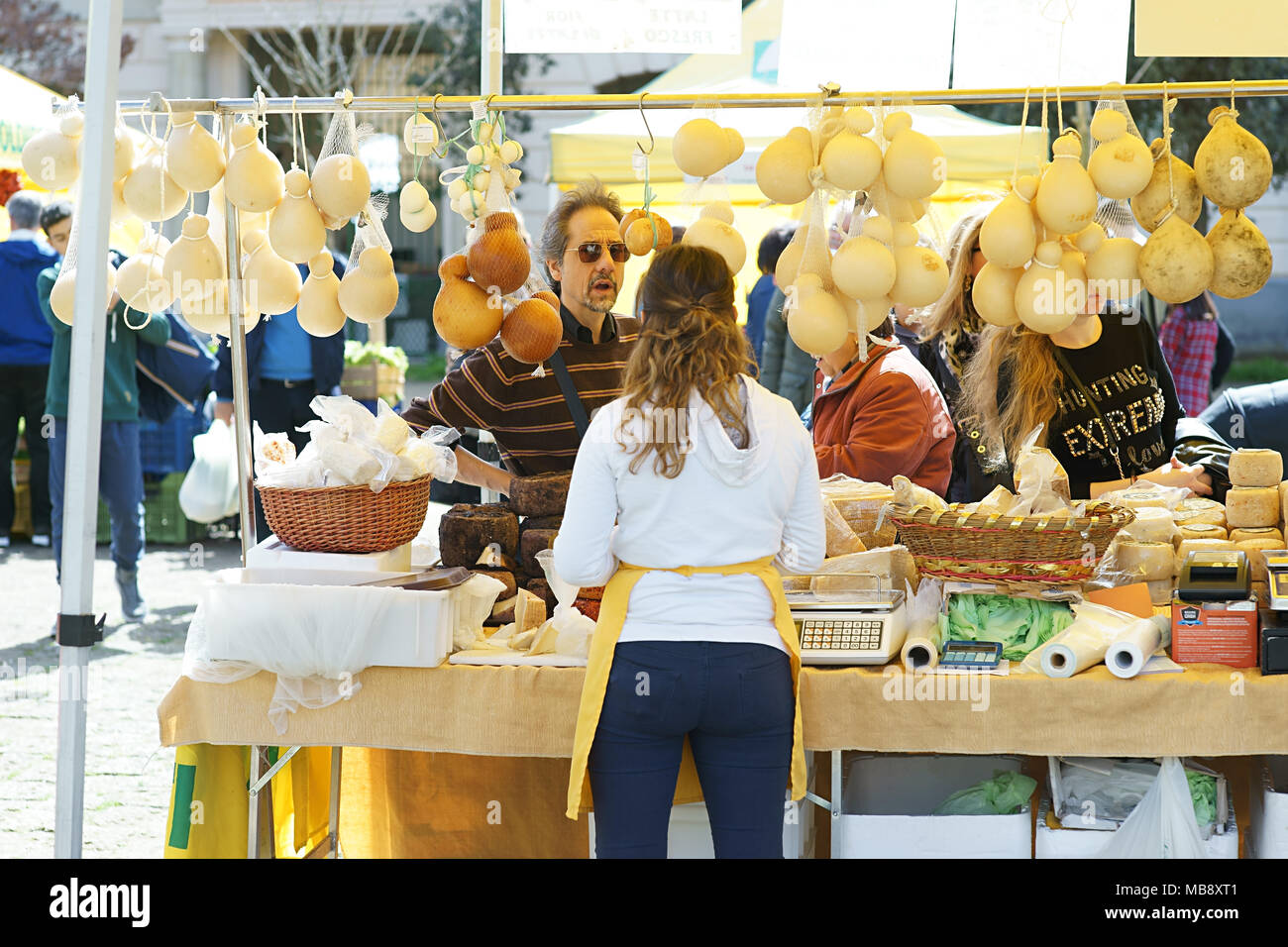 Napoli, Italia. Campagna Amica Coldiretti progetto: il mercato degli agricoltori, la vendita diretta dal produttore al consumatore Foto Stock