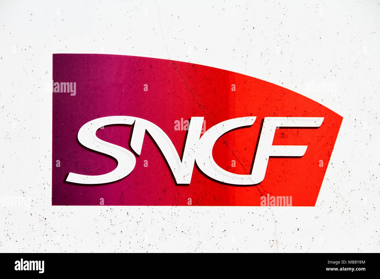 In attesa che il TER treno lungo il dock, Grenoble stazione SNCF, Auvergne regione Rhone-Alpes, e il logo della SNCF, azienda ferroviaria nazionale. Grenoble Foto Stock