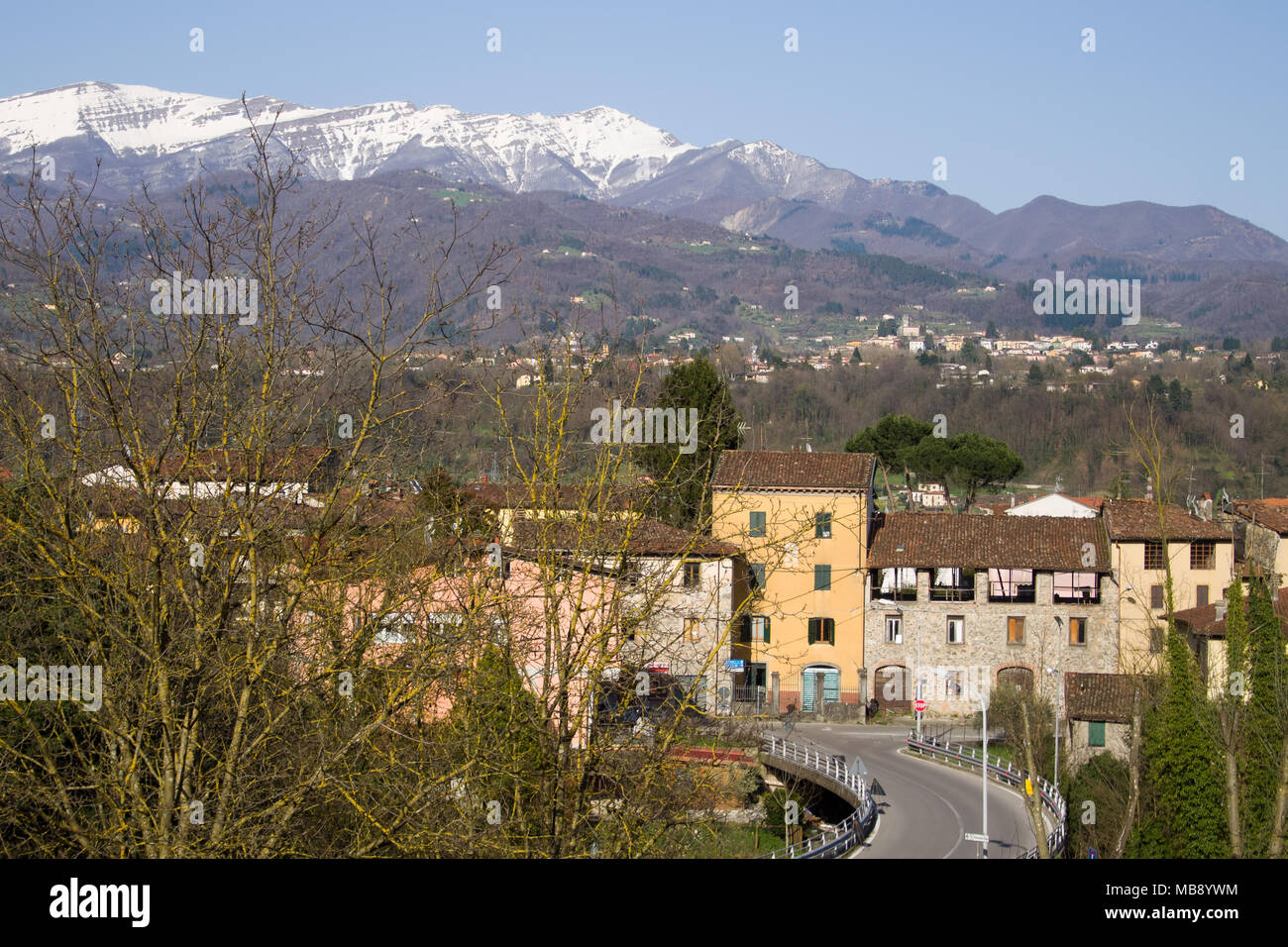 Garfagnana vista da sopra il Ponte di Campia village. Splendida zona rurale dell'Italia. Alpi Apuane in distanza. Foto Stock