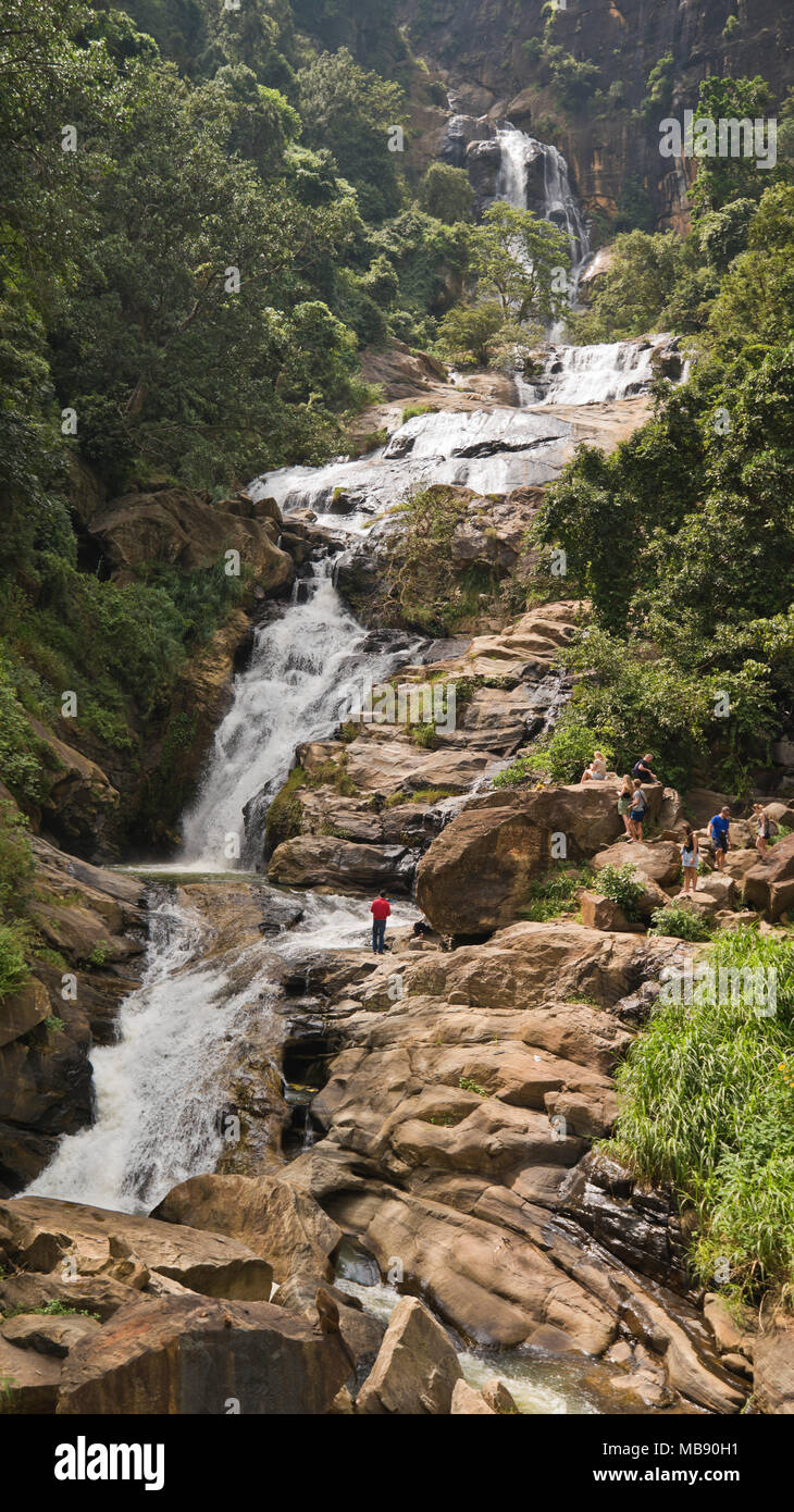 Verticale vista panoramica di Ravana cade in Ella, Sri Lanka. Foto Stock