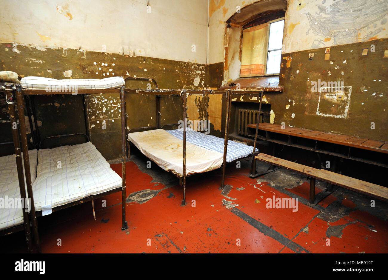 Cuccette, materassi, finestra con barre in una cella vuota per detenuti adulti. Detenzione Lukyanovskaya facility. Febbraio 21,2018. Kiev,Ucraina Foto Stock