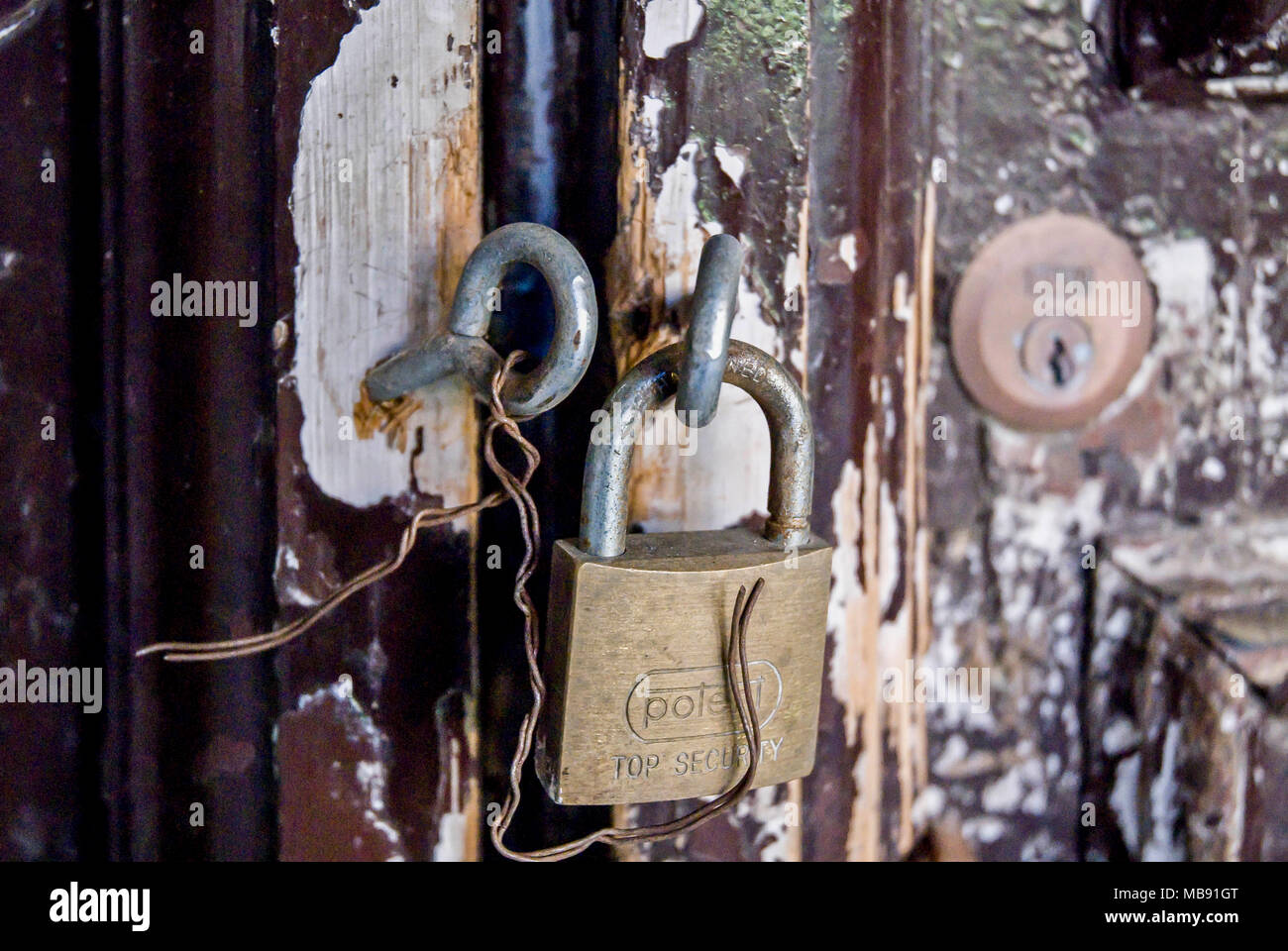 Sicilia-giugno 8:close-up di una vecchia porta a Monreale ,Sicilia,su giugno 8,2013. Foto Stock