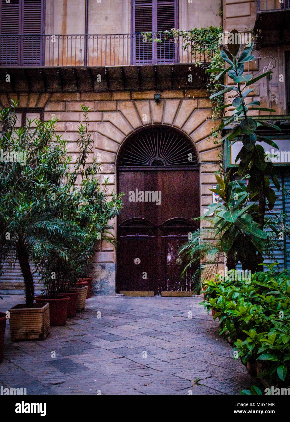 Una porta d'epoca nel centro storico della città,Palermo,Italia.2013. Foto Stock