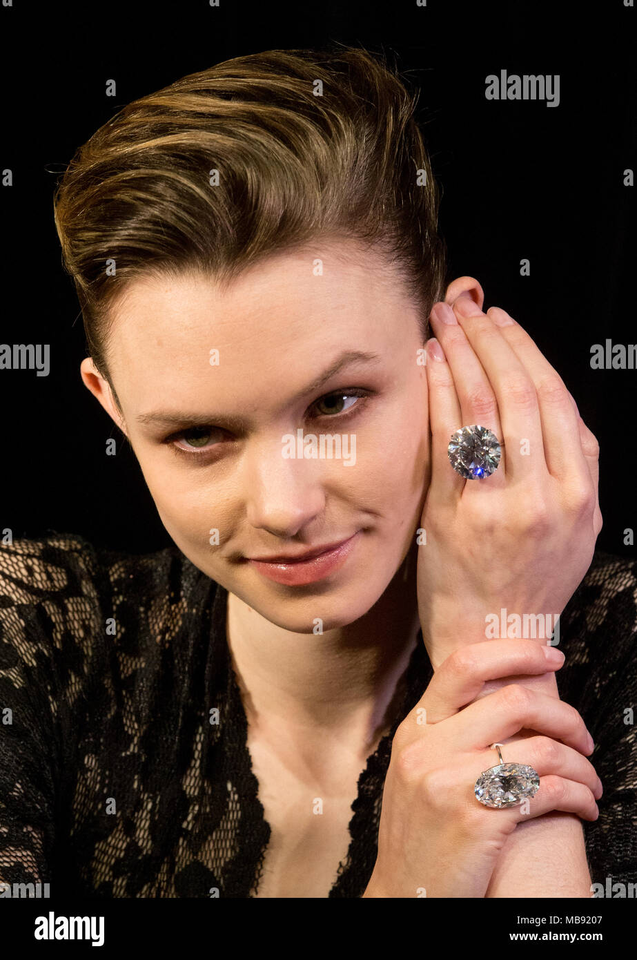 Due dei più grandi, bianco purissimo diamanti per venire alle auction.A 51.71 carat diamanti e un 50.39 carato diamante ovale.valutata insieme $15 milioni Foto Stock