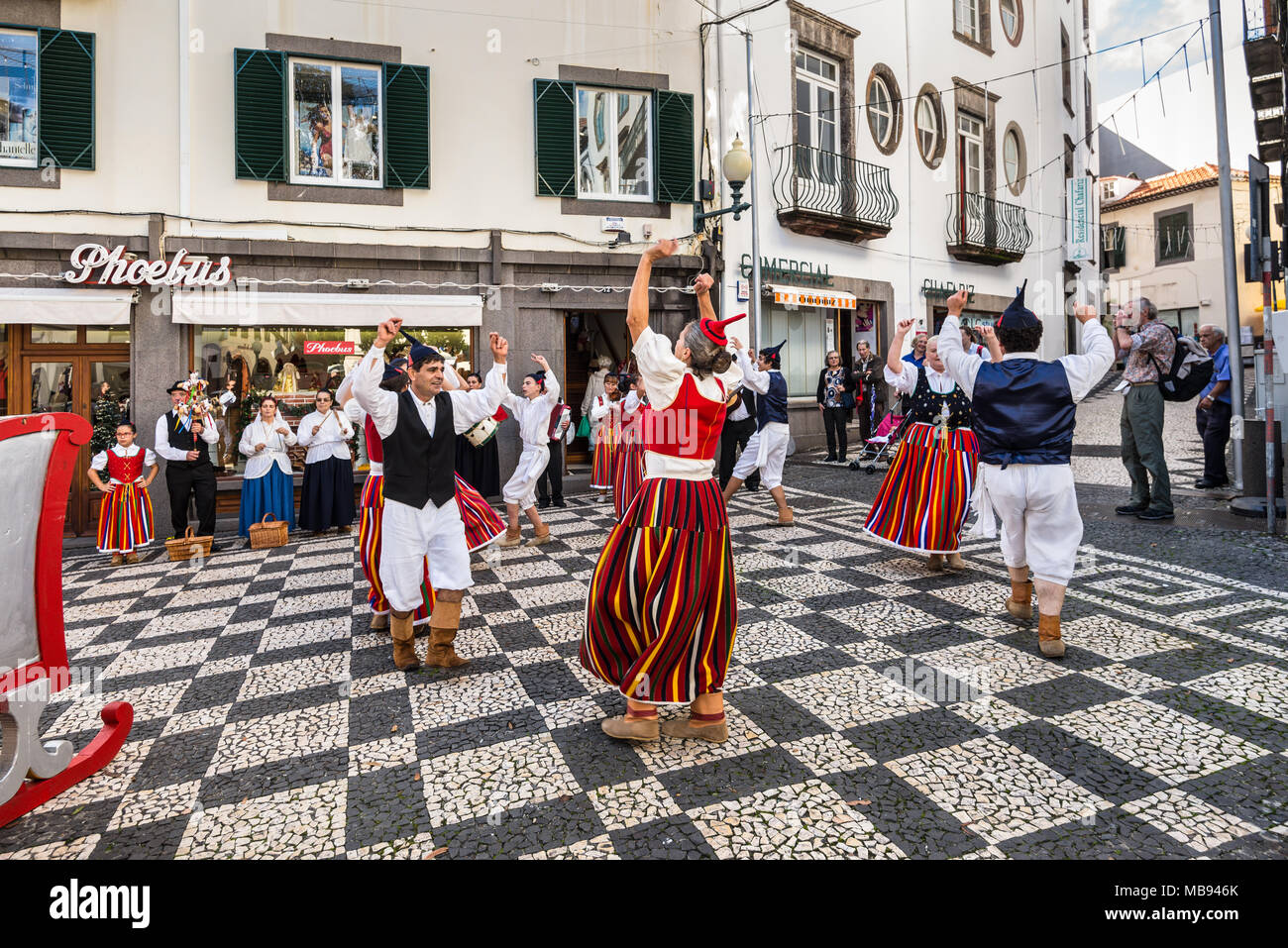 Funchal, Portogallo - 10 dicembre 2016: ballerini con costumi locali dimostrando un ballo folk sulla strada a Funchal, Madeira, Portogallo. Foto Stock