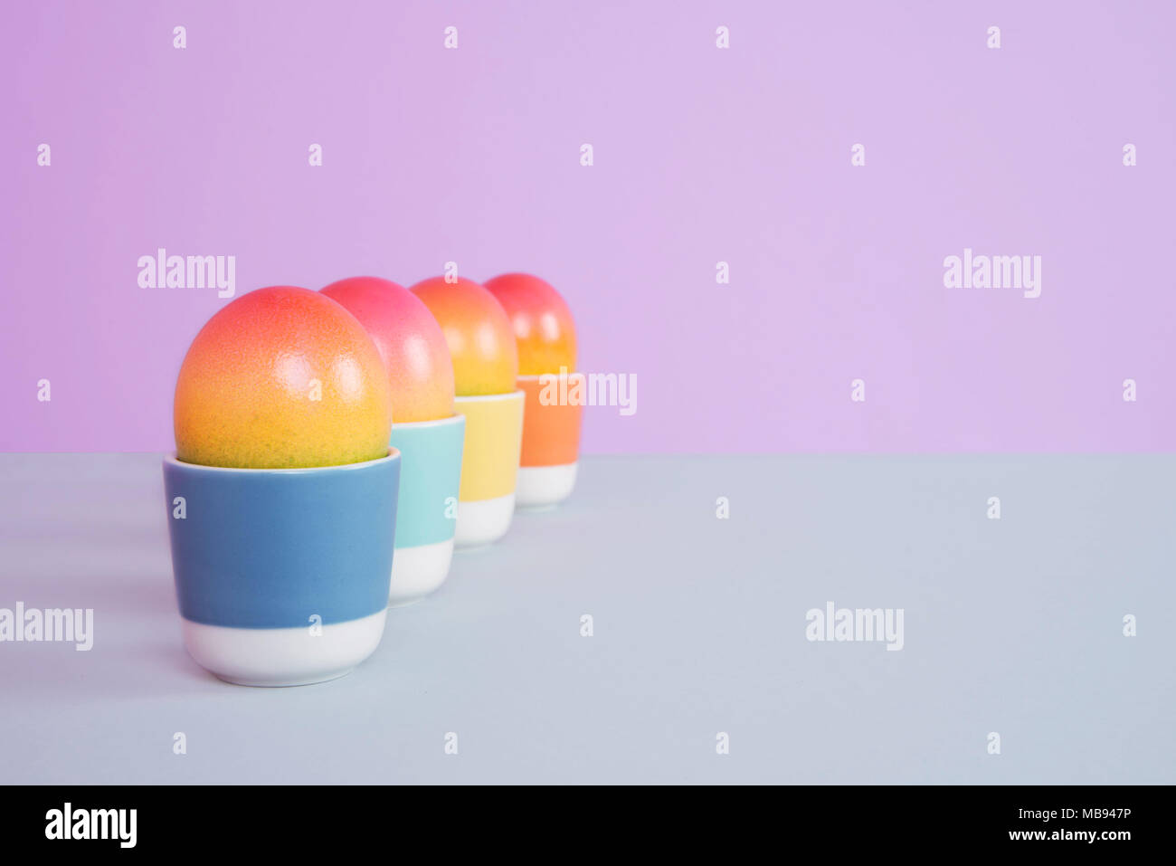 Le uova di pasqua su sfondo color pastello. Foto Stock