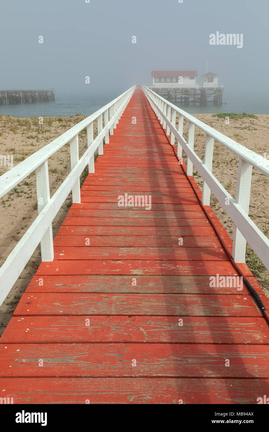 Il rosso -dipinti deck che conducono alla maggiore Farallones National Marine Sanctuary Facility in Crissy Field Beach, San Francisco, California Foto Stock