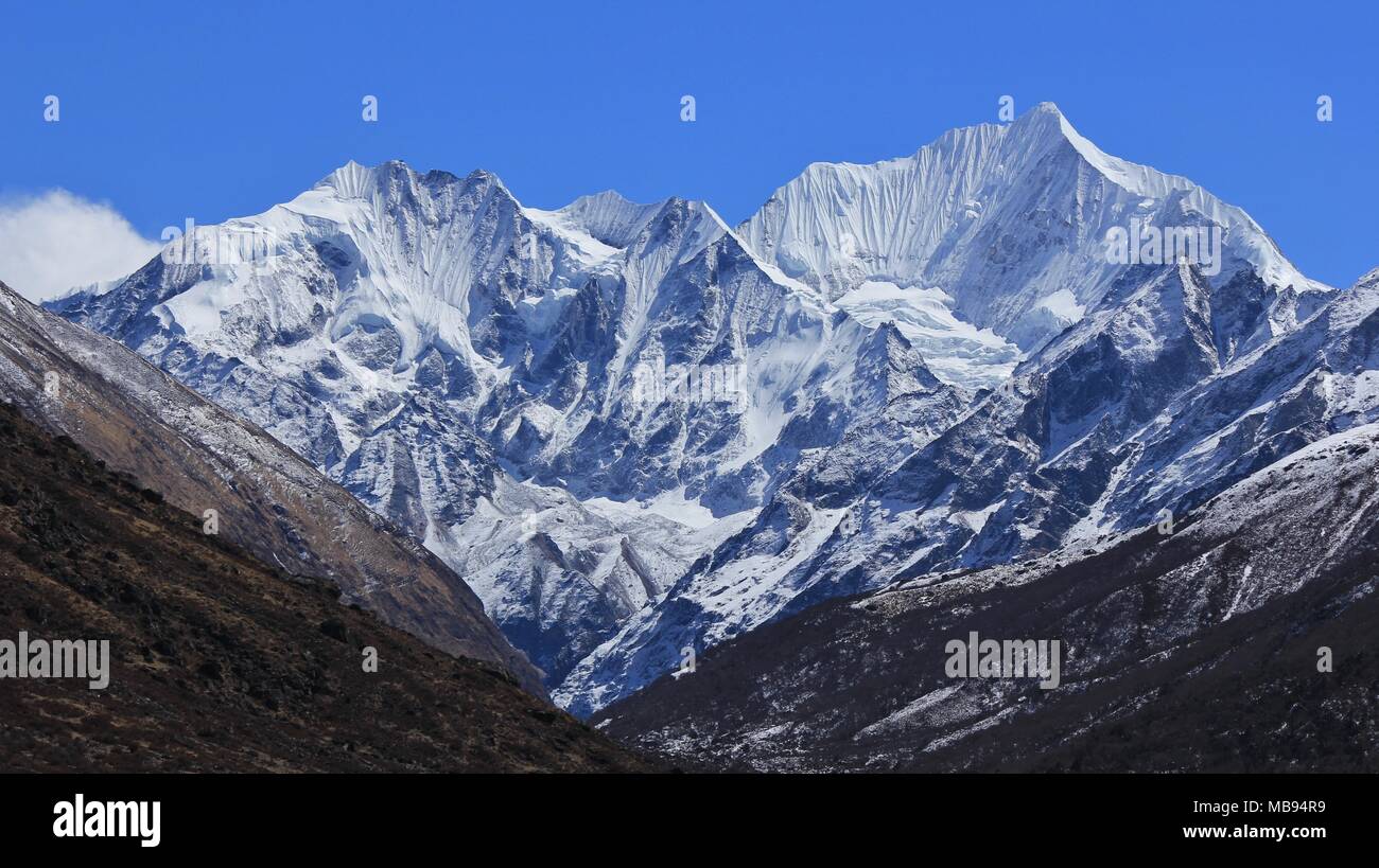 Il ghiacciaio che copre le parti di ricambio del monte Gangchenpo, Langtang Himal, Nepal. Foto Stock