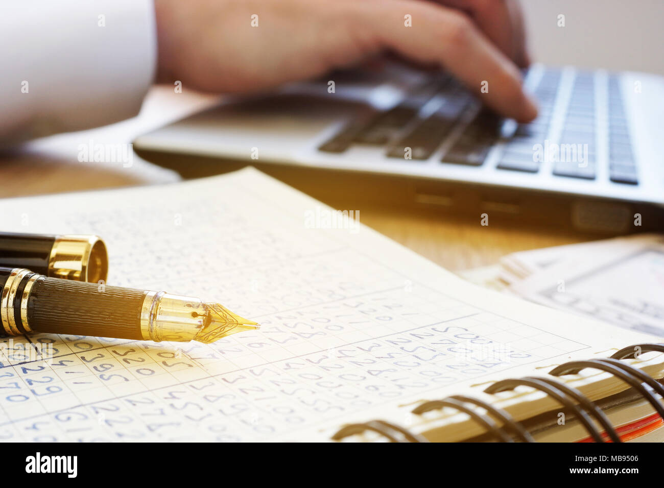 La contabilità finanziaria. Ragioniere lavorare su un laptop e ledger in un ufficio. Foto Stock