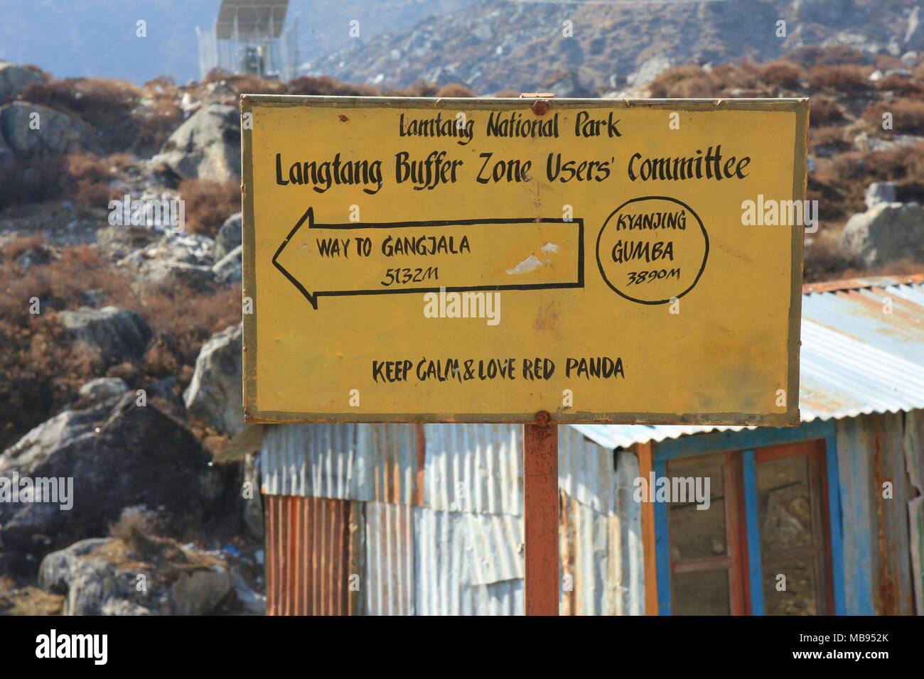 Divertente segno direzionale in Kyangjing Gumba, Langtang National Park, Nepal. Foto Stock