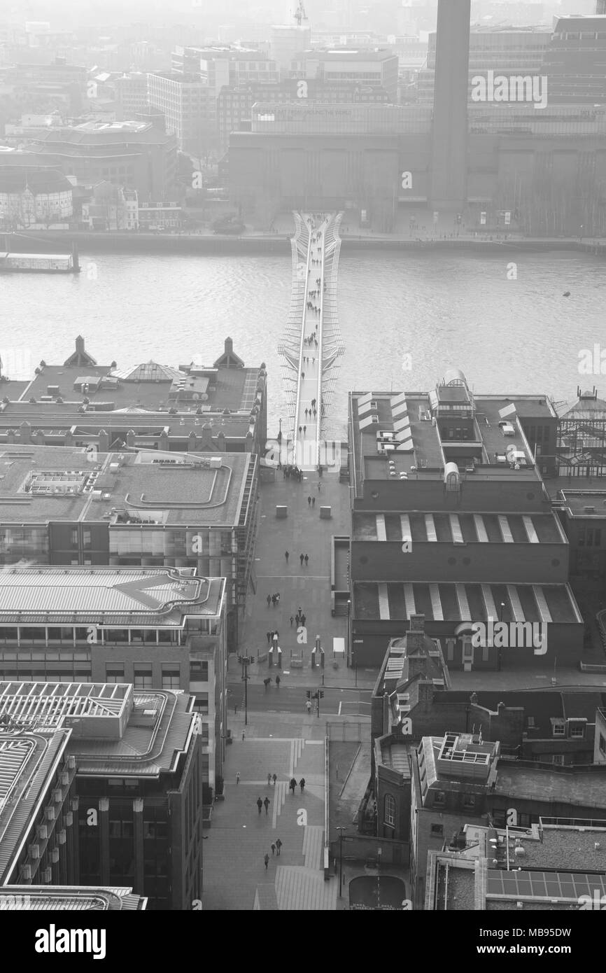 Vista dalla Cattedrale di San Paolo che guarda verso la Thames & Tate Modern. Foto Stock