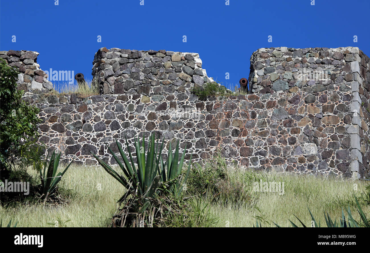 Forte storico Luigi muro di pietra con porte di cannone Foto Stock