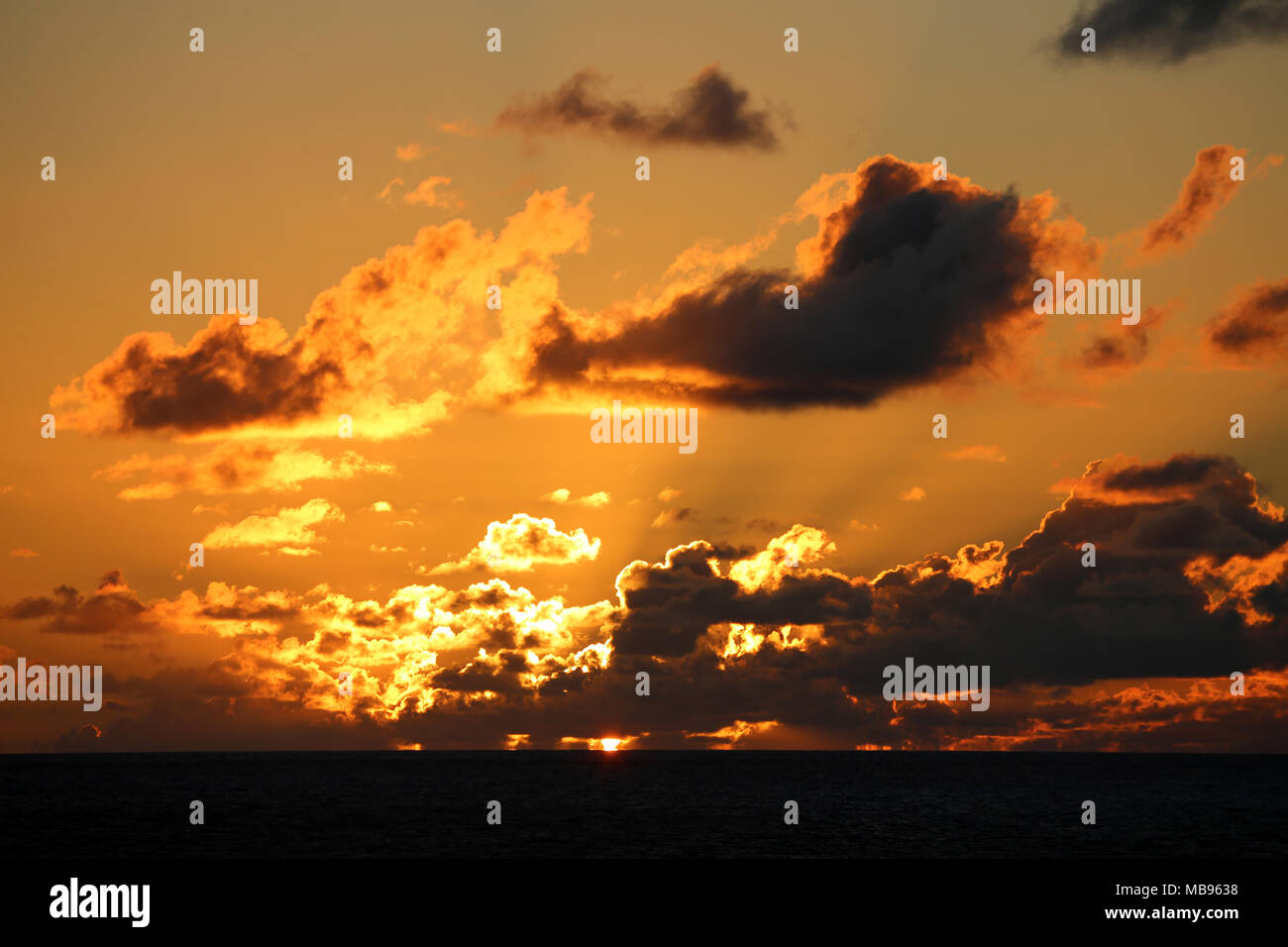 Colpisce la mattina presto golden luce riflessa in nubi Foto Stock