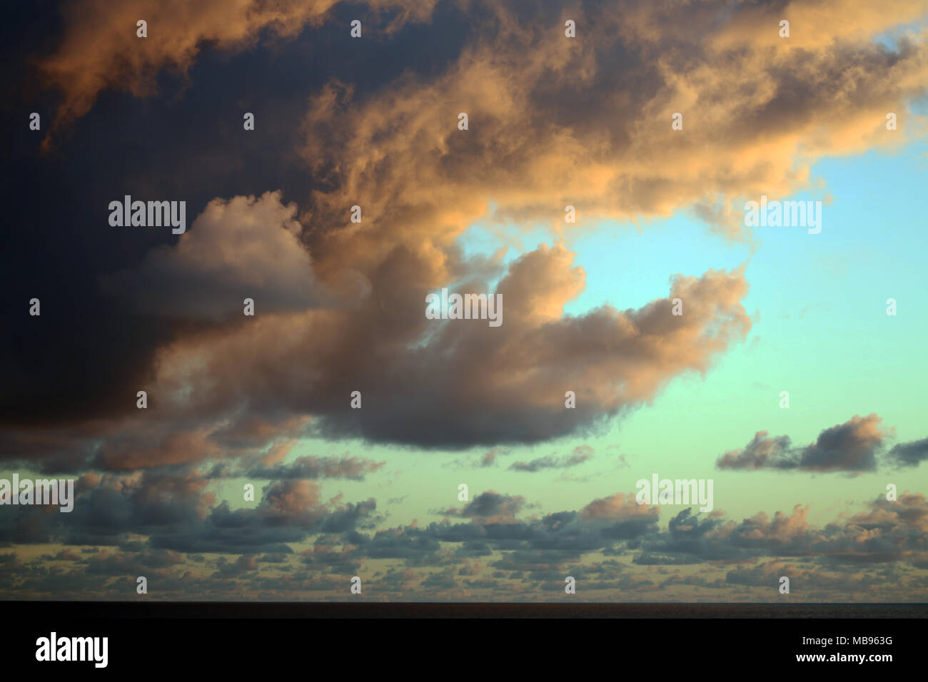 La mattina presto le nuvole scure con riflessi blu del cielo che spuntavano Foto Stock