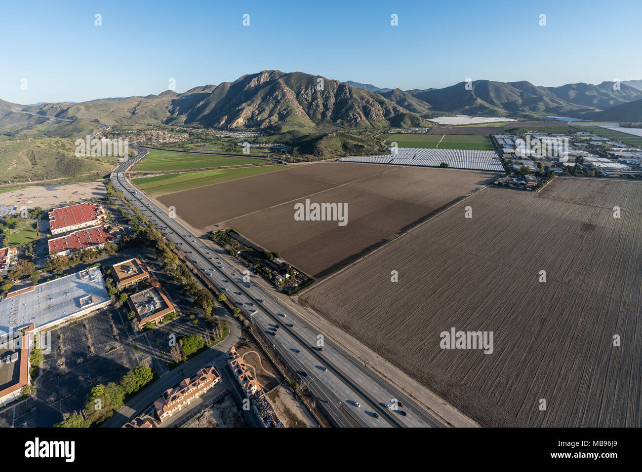 Vista aerea degli edifici, campi di fattoria e Ventura 101 Freeway in Camarillo, California. Foto Stock