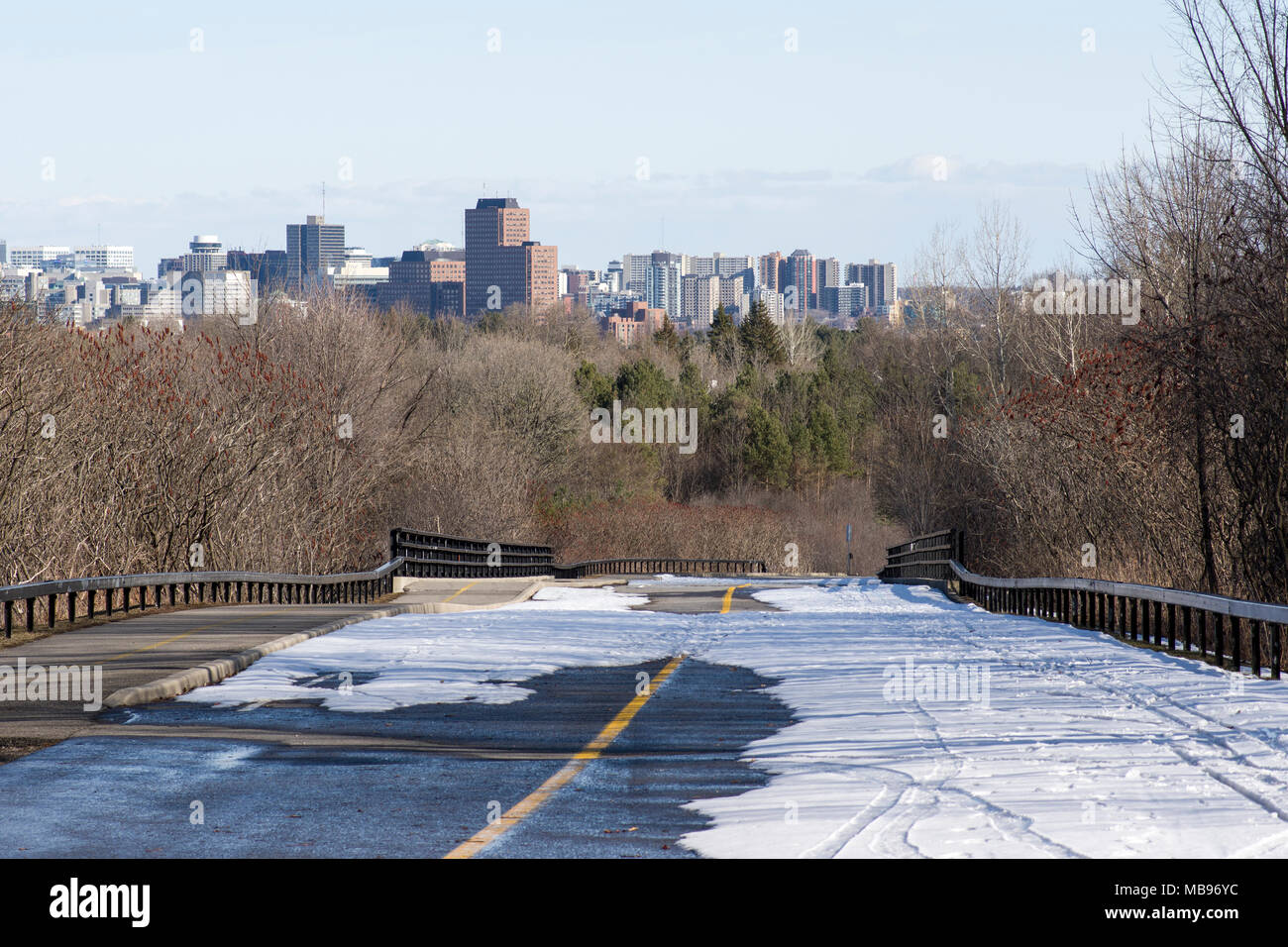 Fine della stagione sciistica in Gatineau Park, Ottawa come la neve si scioglie sulla Gatineau Parkway Foto Stock