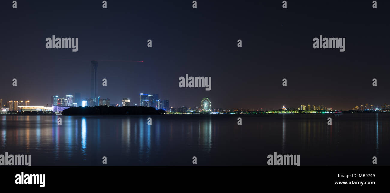 Una panoramica del centro di Suzhou a notte nella parte anteriore del cbd landmark building. prese Aprile, 2018. Foto Stock