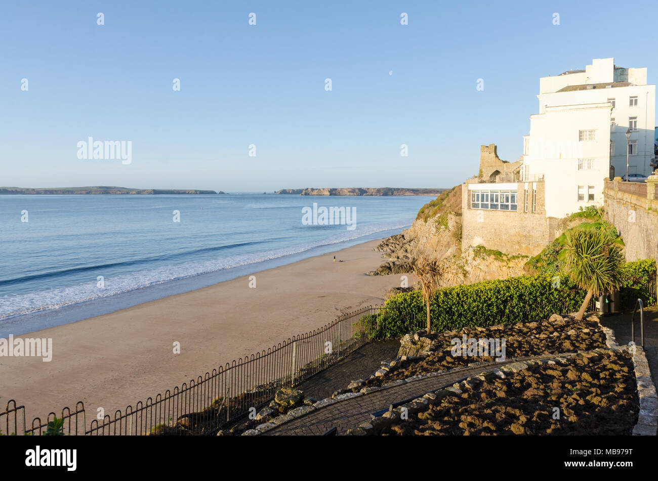 Guardando verso il basso sulla spiaggia del castello in Tenby, Galles da Castle Hill nel primo mattino sunshine Foto Stock