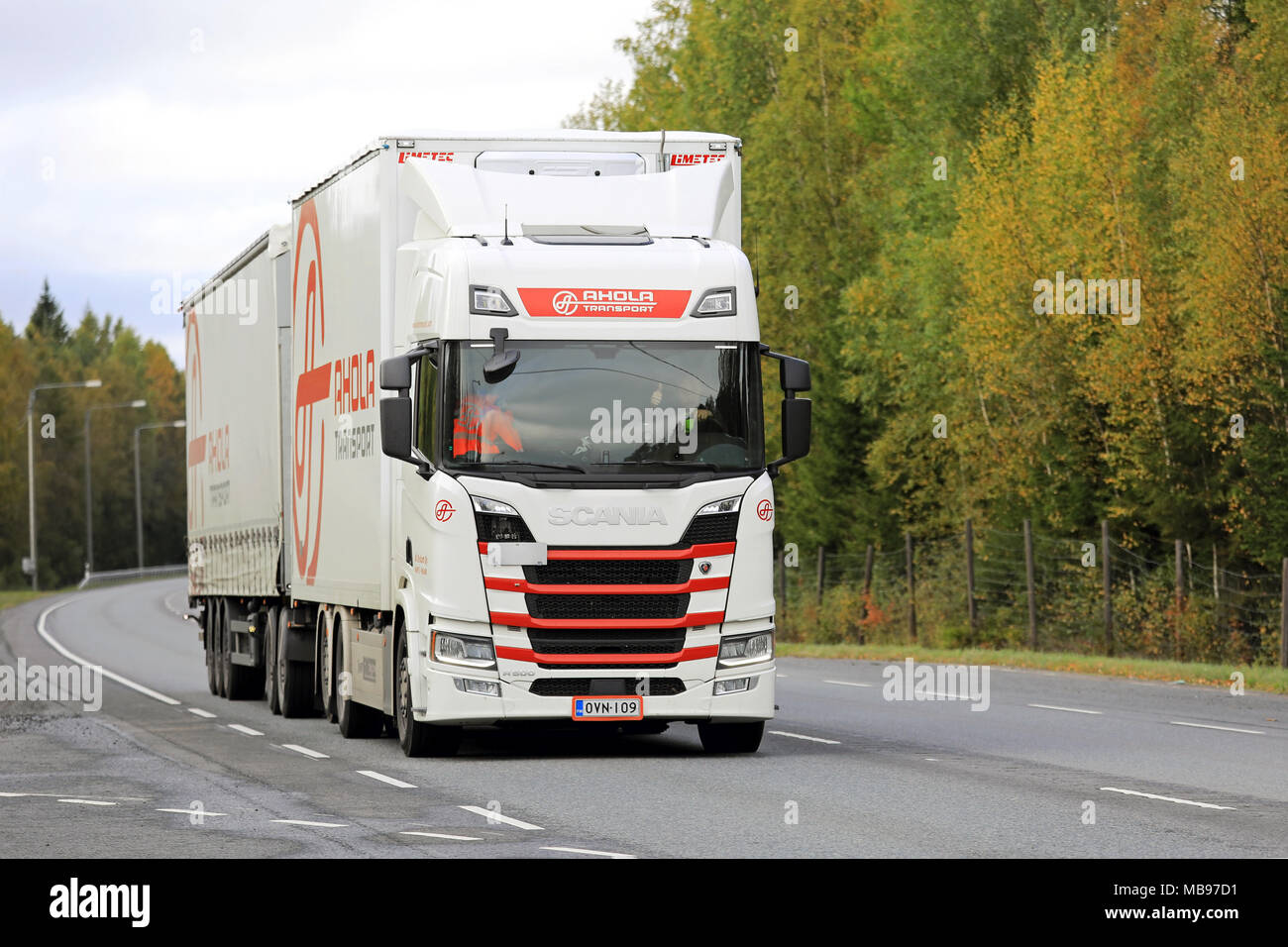 KANGASALA, Finlandia - 21 settembre 2017: Scania R500 carrello carico di Ahola offre trasporto merci lungo l'autostrada in autunno. Foto Stock