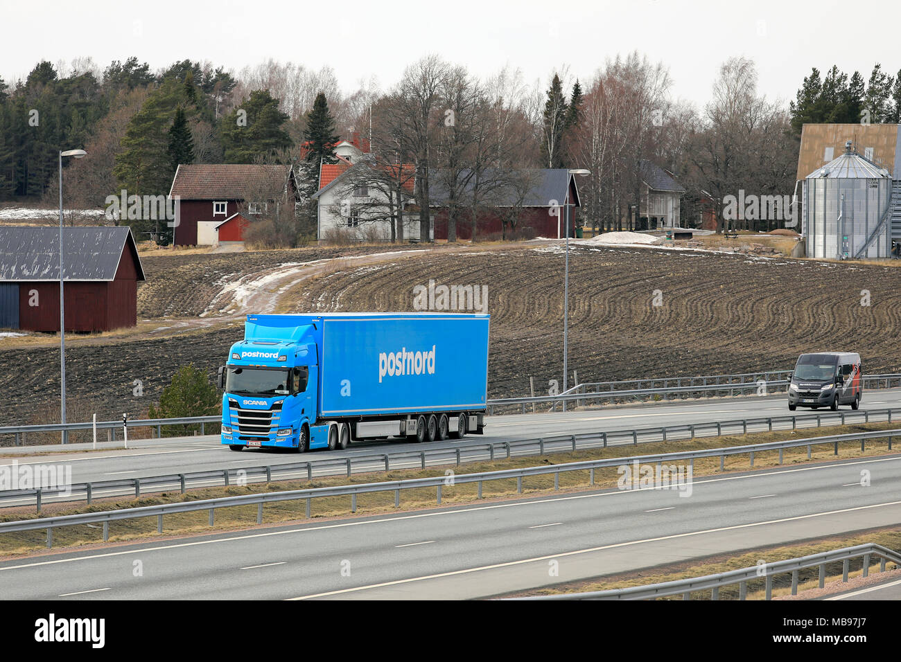 MUURLA, Finlandia - 7 Aprile 2018: Nuova Generazione Scania R500 semi rimorchio di FE-Trans per la logistica PostNord offre un carico lungo E18 autostrada del Sud Foto Stock