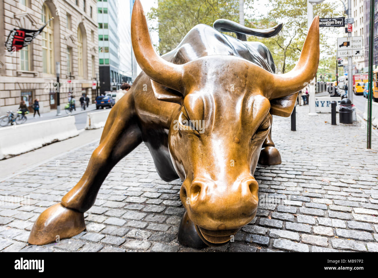 La città di New York, Stati Uniti d'America - 30 Ottobre 2017: dalla borsa di Wall Street metallo carica di Bull in NYC inferiore di Manhattan financial district downtown NYSE, extreme Foto Stock