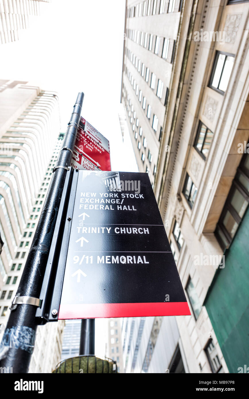 La città di New York, Stati Uniti d'America - 30 Ottobre 2017: dalla borsa di Wall Street edificio segno, 9/11 memorial, Trinity Church di Manhattan NYC finanziario inferiore distri Foto Stock