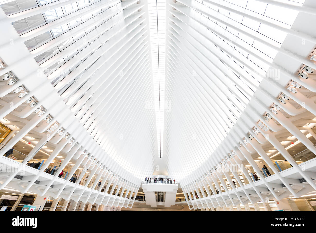 La città di New York, Stati Uniti d'America - 30 Ottobre 2017: persone nell'occhio il trasporto hub al World Trade Center di New York la stazione della metropolitana, pendolari, piattaforma, futuristico Foto Stock