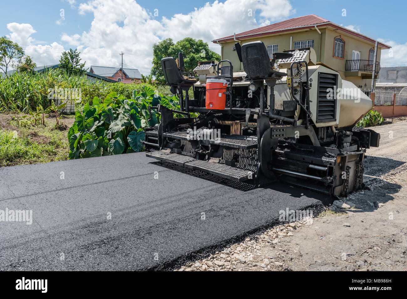 Strada asfaltata lastricatore macchina pavimentazione edilizia lavori in corso la riparazione Foto Stock