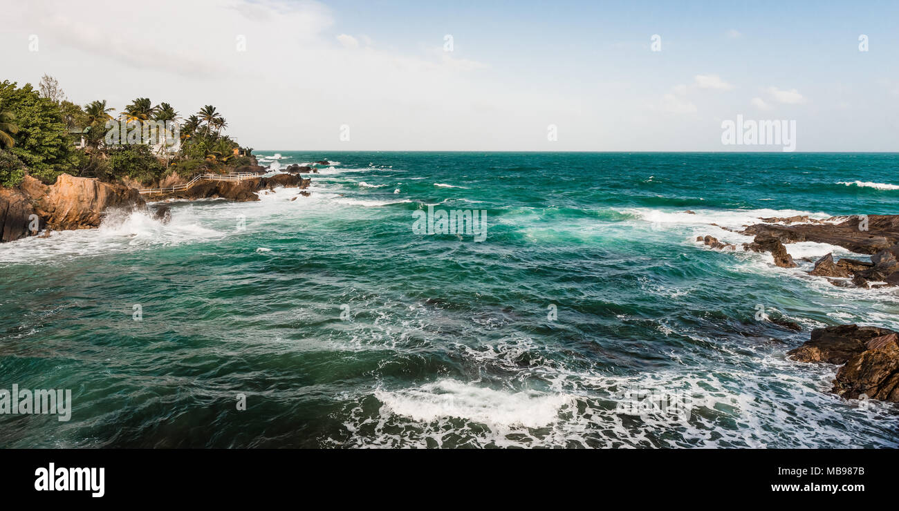 Trasduttore Toco Trinidad e Tobago West Indies ruvida spiaggia mare scogliera panorama di bordo Foto Stock