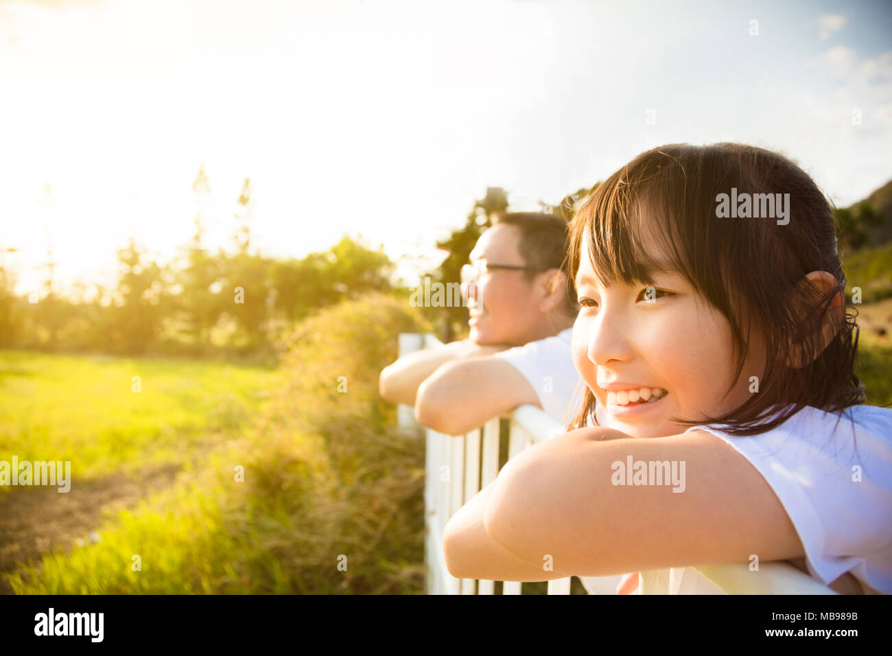 Padre con la figlia godere la vista al tramonto Foto Stock