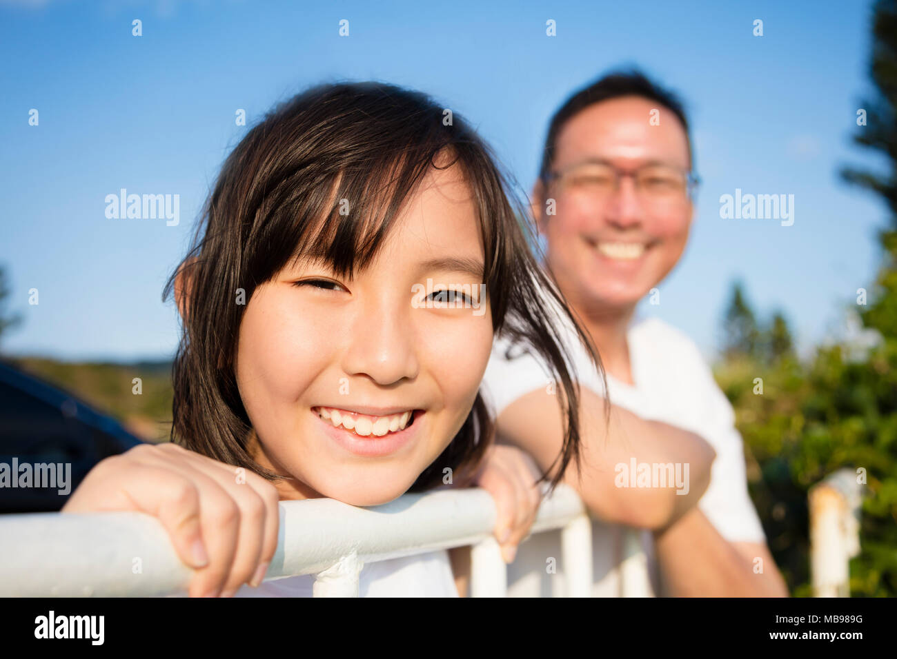 Padre con la figlia godere della vista Foto Stock