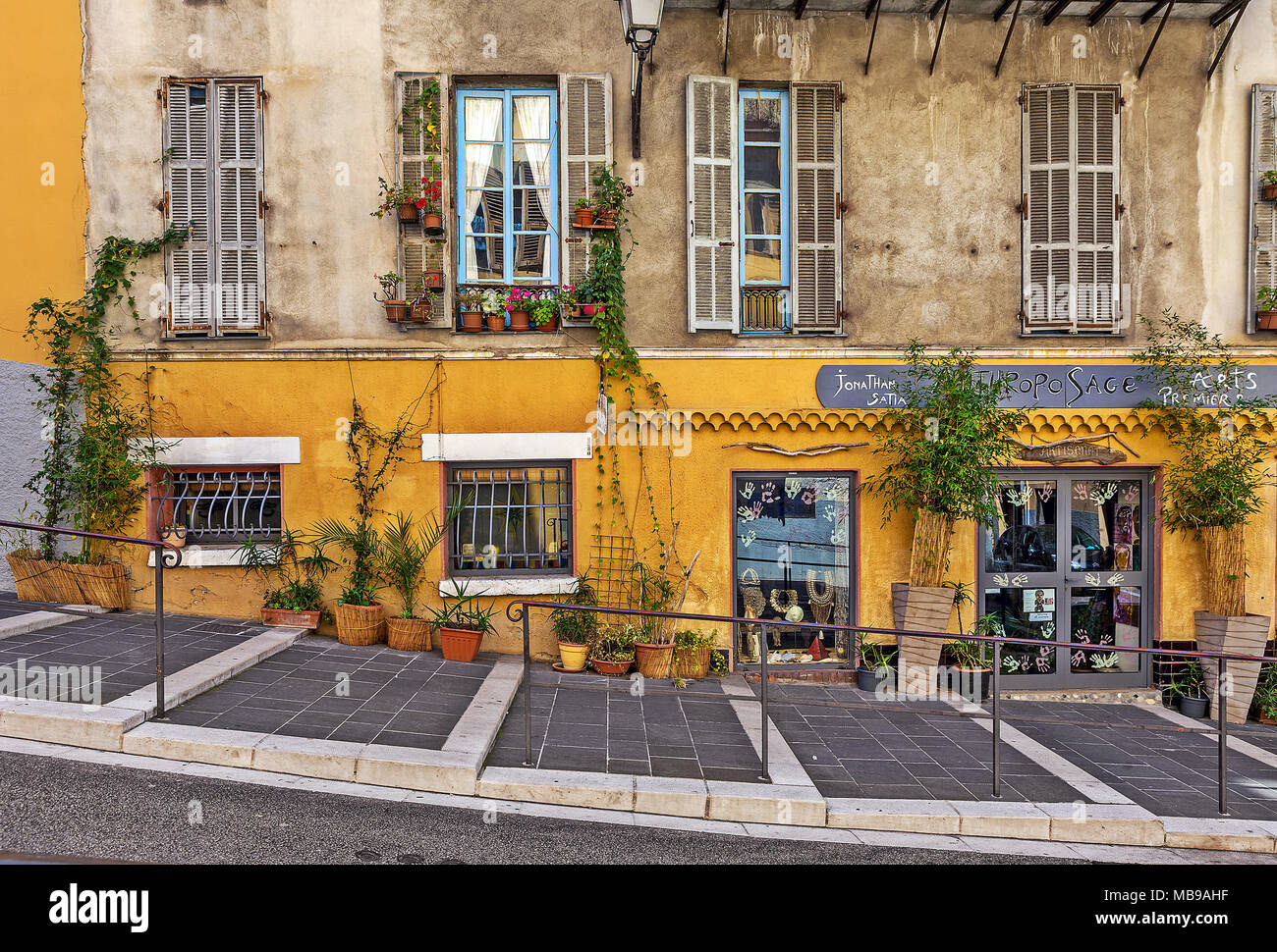 Passaggio pedonale lungo la casa con un piccolo negozio di articoli da regalo nella vecchia parte turistica di Nizza, Francia. Foto Stock