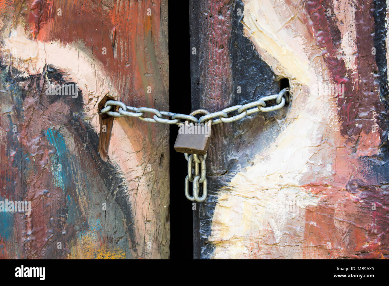 Porta vecchia con una serratura sulla catena e latch / stile vintage Foto Stock